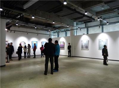 “如诗如梦--何多苓师朋展”在成都WM画廊揭幕