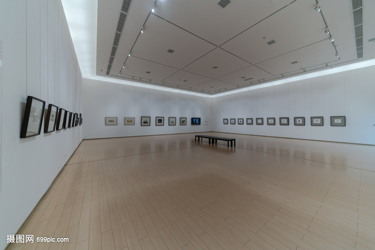 空无一人的武汉美术馆展厅 寂静中的艺术回响