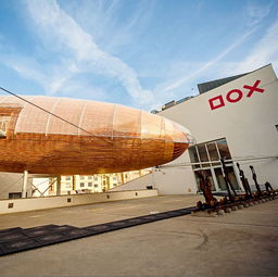 这座被预言荣光可与日月争辉的城 循着《一本书游世界》的指引，走进画廊与艺术的殿堂